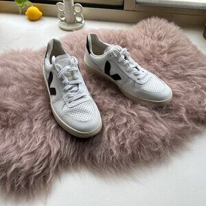 Veja Women's V-10 Leather Sneakers White/Black size 8 (US)